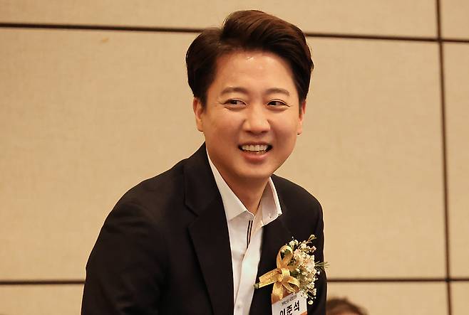 개혁신당 이준석 대선후보가 27일 오전 대전 유성구 DCC에서 열린 대한의사협회 정기대의원총회에 참석해 인사하고 있다. /연합뉴스