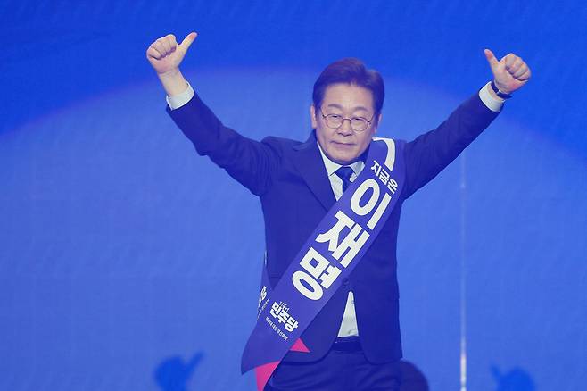 이재명 더불어민주당 대선 경선 후보가 27일 경기 고양시 킨텍스에서 열린 수도권·강원·제주 합동연설회에서 정견발표를 마친 뒤 인사하고 있다. /뉴스1