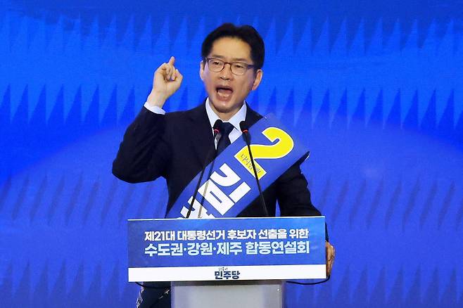 김경수 더불어민주당 대선 경선 후보가 27일 경기 고양시 킨텍스에서 열린 '제21대 대통령선거 후보자 선출을 위한 수도권·강원·제주 경선 및 최종 후보자 선출 대회'에서 정견 발표를 하고 있다. /연합뉴스