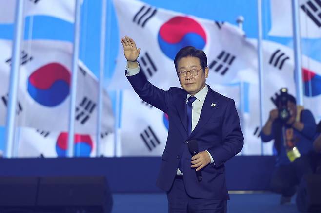 이재명 더불어민주당 대통령 후보가 27일 경기 고양시 킨텍스에서 열린 수도권·강원·제주 합동연설회에 참석해 최종 후보로 선출된 뒤 손인사를 하고 있다./뉴스1