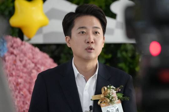 이준석 개혁신당 대선 후보가 27일 DCC대전컨벤션센터에서 열린 대한의사협회 정기대의원총회에서 취재진 질문에 답하고 있다. 이준석 후보 캠프 제공