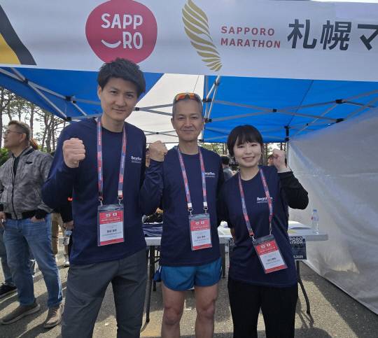 27일 대전 '3대하천 마라톤대회'에 출전한 삿포로 마라톤팀 (왼쪽부터) 스가와라 와타리, 카나야 야스유키, 무라구치 노아 씨가 대회를 앞두고 기념사진을 찍고 있다. 이성현 기자