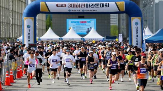27일 대전 엑스포시민광장에서 열린 제21회 3대하천 마라톤 대회 참가자들이 출발 신호에 맞춰 일제히 힘찬 발걸음을 내딛고 있다. 김영태 기자