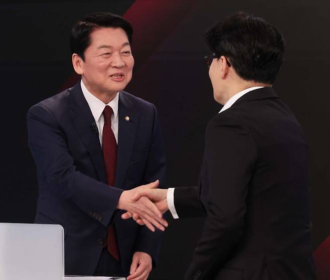 26일 서울 중구 매경미디어센터에서 열린 국민의힘 대선 제2차 경선 후보자 토론회에서 안철수-한동훈 후보가 인사를 나누고 있다. ⓒ국회사진취재단