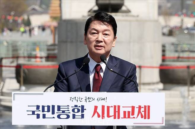 안철수 국민의힘 의원이 지난 8일 오전 서울 세종대로 광화문광장 이순신 장군 동상 앞에서 대선 출마 선언 기자회견을 하고 있다. ⓒ데일리안 홍금표 기자