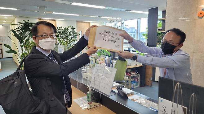 2022년 ‘존엄한 죽음에 역행하는 위헌적 법률 개정 정책제언’을 국가인권위원회에 제출했다. 제언에는 의사 조력 사망에 대한 입법화 정책을 개발해 국회와 정부에 제안해줄 것을 요청하는 내용도 포함돼 있다. 윤영호 교수 제공