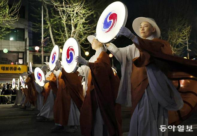 조계종 진관사 스님들이 ‘진관사 태극기’를 형상화한 연등을 들고 연등 행렬에 참석해 행하고 있다. 전영한 기자 scoopjyh@donga.com