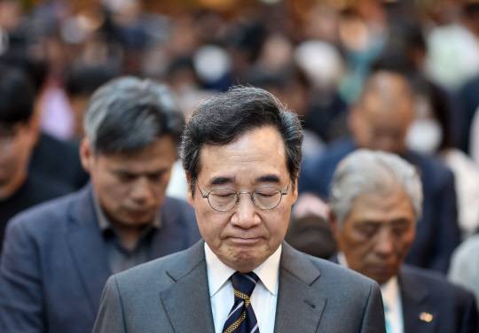 지난 4월17일 서울 용산구 전쟁기념관에서 새미래민주당이 개최한 '개헌연대 국민대회'에 창당주주이자 상임고문으로서 참석한 이낙연 전 국무총리와 참석자들이 묵념하고 있다.<연합뉴스 사진>