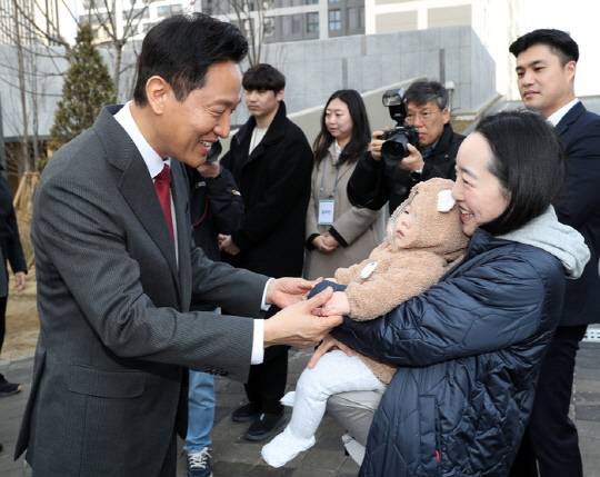 지난달 31일 '미리내집' 현장에 방문한 오세훈 서울시장이 입주 대상자 시민과 대화를 나누고 있다. [연합뉴스]