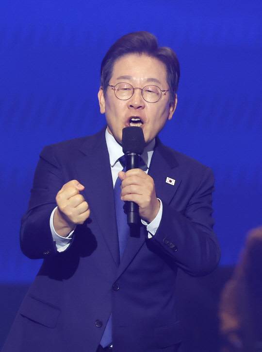 더불어민주당 대선후보로 선출된 이재명 전 당대표가 27일 경기 고양시 킨텍스에서 열린 '제21대 대통령선거 후보자 선출을 위한 수도권·강원·제주 경선 및 최종 후보자 선출 대회'에서 수락 연설을 하고 있다.<연합뉴스 사진>