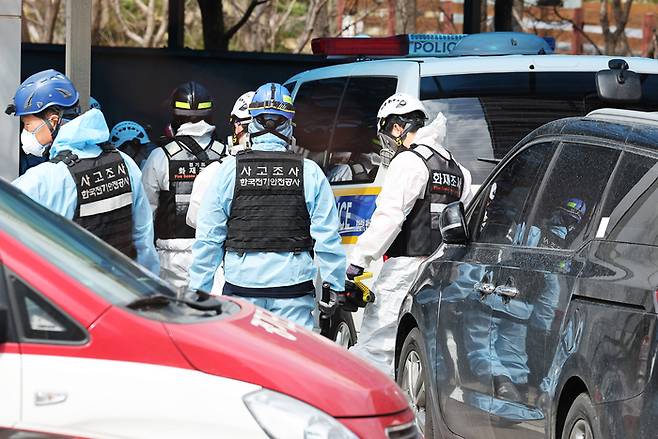 지난달 26일 오후 10시 50분께 흥덕IT밸리 지하 2층 주차장에서 화재가 발생해 1명이 숨졌다. 지하주차장 내 전기차 화재가 발생됐다는 추정이 나왔지만 소방당국 확인결과 일반 내연기관 승합차에서 불이 난 것으로 확인됐다. 연합뉴스.