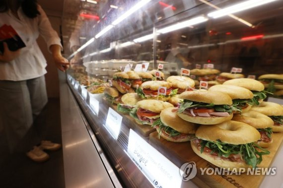 신세계푸드가 대체육 '베러미트'로 만든 샌드위치, 샐러드를 비롯해 대체식품을 활용해 만든 메뉴를 경험할 수 있는 팝업스토어다. 2022.7.15 /사진=연합뉴스