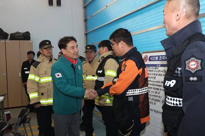 김진태 강원도지사가 인제 산불이 진화된 뒤 산불 진화 관계자들의 노고를 격려하고 있다. 강원자치도 제공