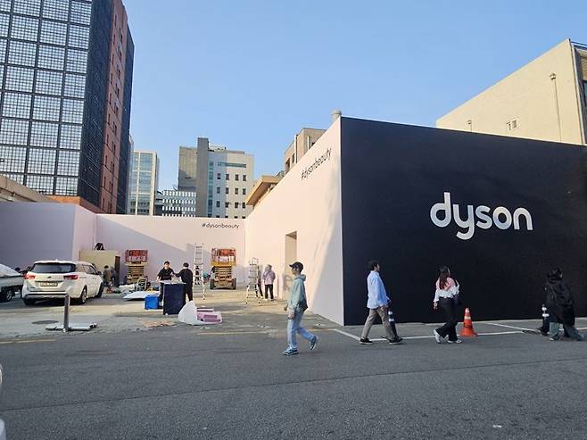 지난 26일 서울 성수동 복합문화공간 XYZ서울이 다이슨 팝업스토어 준비가 한창이다. 사진=이정화 기자