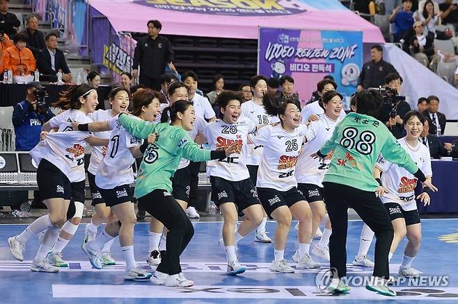 27일 서울 송파구 올림픽공원 핸드볼 경기장에서 열린 신한 SOL페이 2024-2025 핸드볼 H리그 여자부 챔피언결정전 2차전 삼척시청과 SK 슈가글라더즈의 경기에서 24-22로 승리하며 우승을 차지한 SK 선수들이 기뻐하고 있다. 연합뉴스