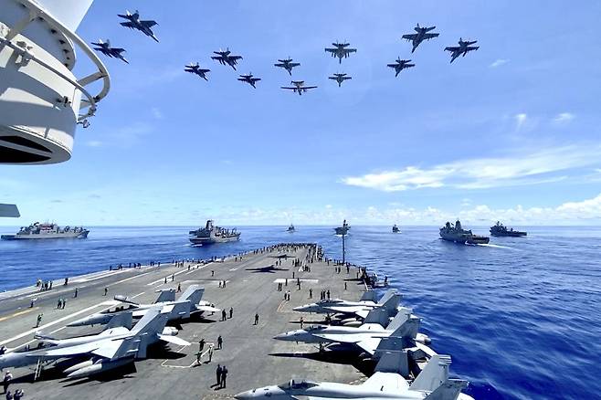 지난 2022년 6월 8일 태평양 국제공역에서 美항모 2척이 참가한 '용감한 방패'(Exercise Valiant Shield) 훈련이 시작됐다. 이번 훈련에선 대륙간탄도미사일(ICBM) 요격훈련도 실시했다. 용감한 방패 훈련은 미군이 태평양에서 실시하는 대규모 군사훈련으로, 지난 2006년부터 비정기적으로 진행하고 있다. 미군 인도태평양사령부 제공