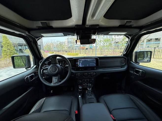 지프 뉴 글래디에이터 인테리어 사진=육동윤 글로벌이코노믹 기자