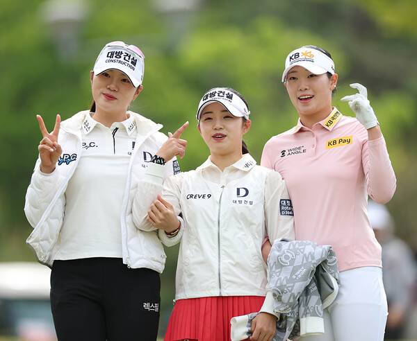 한국여자프로골프(KLPGA) 투어 2025시즌 신설 대회 덕신EPC 챔피언십 우승을 차지한 김민선7 프로. 최종일 챔피언조에서 우승 경쟁한 임진영, 방신실 프로. 제공=KLPGA