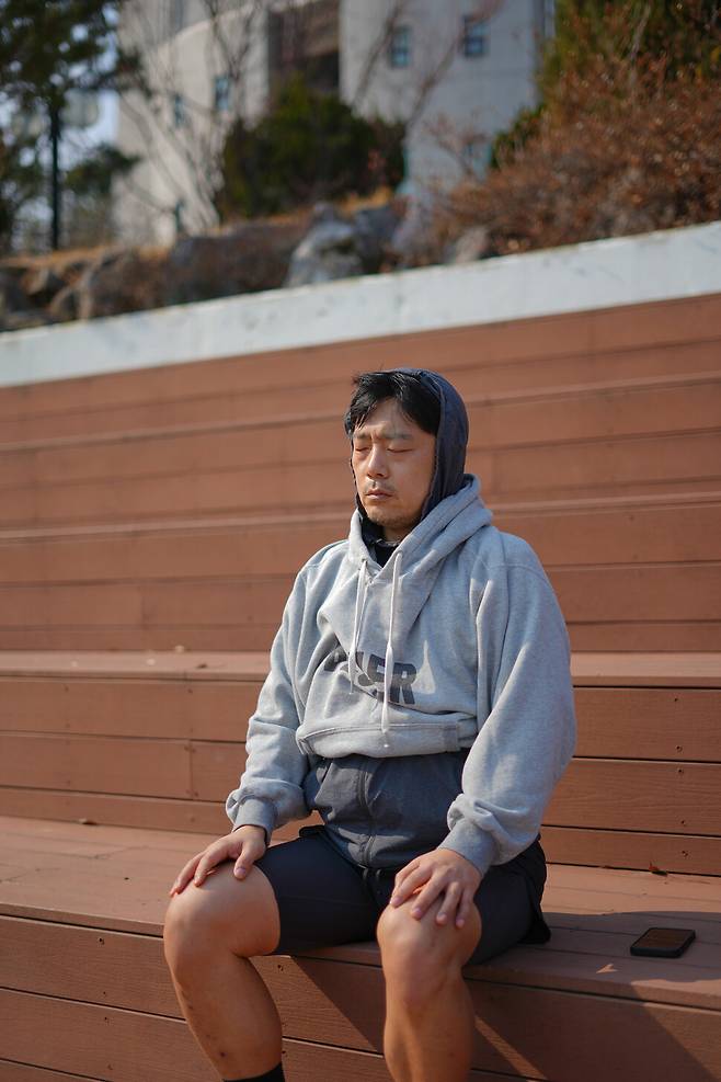 달리기를 마친 뒤, 편안한 자세로 앉아 눈을 감고 가만히 있는 것만으로 크나큰 행복이 찾아온다. 번잡했던 마음이 가라앉고 편안해진다. 성동욱 제공