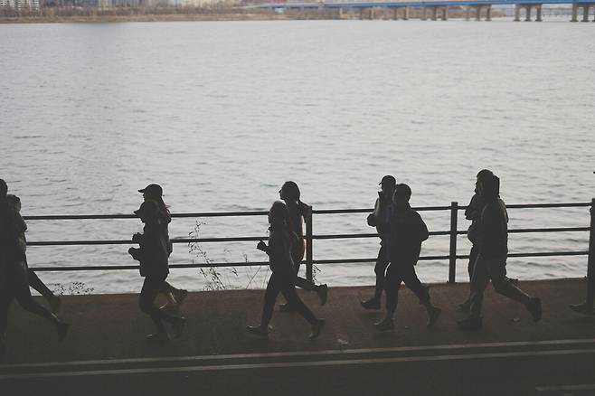 러닝은 의외로 정적인 운동이다. 천천히 달리면서 강물을 바라보면 명상하는 기분이 든다. 성동욱 제공