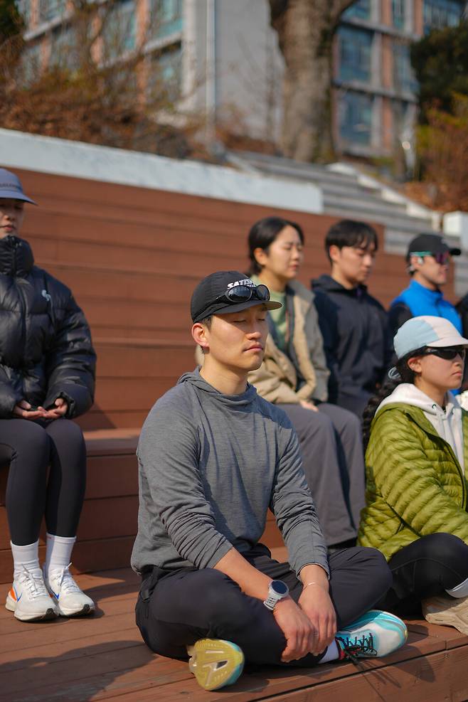 달리기를 마친 뒤, 편안한 자세로 앉아 눈을 감고 가만히 있는 것만으로 크나큰 행복이 찾아온다. 번잡했던 마음이 가라앉고 편안해진다. 성동욱 제공