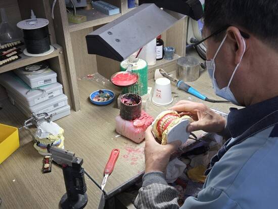 이강녕씨가 치아 모형을 들여다보고 있다. 이정연 제공