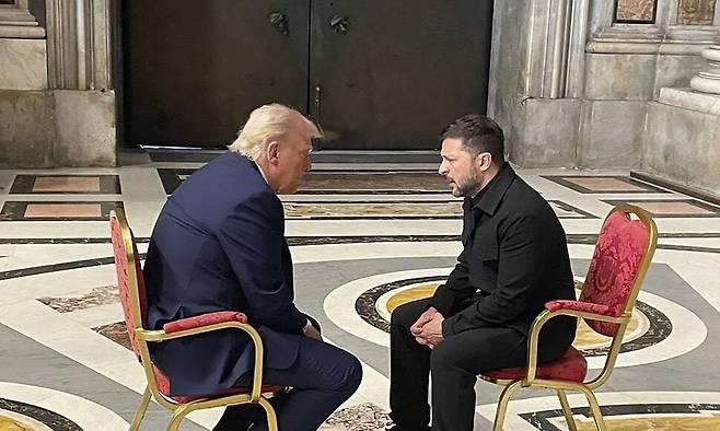 26일 바티칸 성 베드로 광장에서 거행된 교황 프란치스코의 장례 미사에 참석한 볼로디미르 젤렌스키 우크라이나 대통령(오른쪽)과 도널드 트럼프 미국 대통령(왼쪽)이 만나는 모습. 바티칸/EPA 연합뉴스