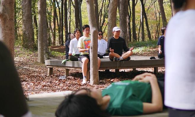 달리기 후 하는 명상에 따로 정해진 자세는 없다. 편안하게 누워도 괜찮다. 조현민 제공