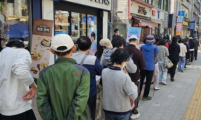26일 서울의 한 에스케이(SK)텔레콤 대리점에서 고객들이 유심을 교체하기 위해 줄을 서 기다리고 있다. 연합뉴스
