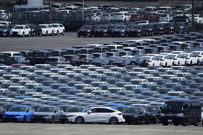 지난 8일 일본 요코하마 한 항구에서 수출 차량들이 모여 있다. AP 연합뉴스