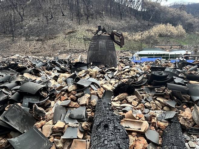 2025년 4월19일 경북 의성군 단촌면 고운사 산불 피해 현장. 깨진 범종 주변으로 소원을 적은 기왓장들이 쌓여 있다. 정소은씨 제공