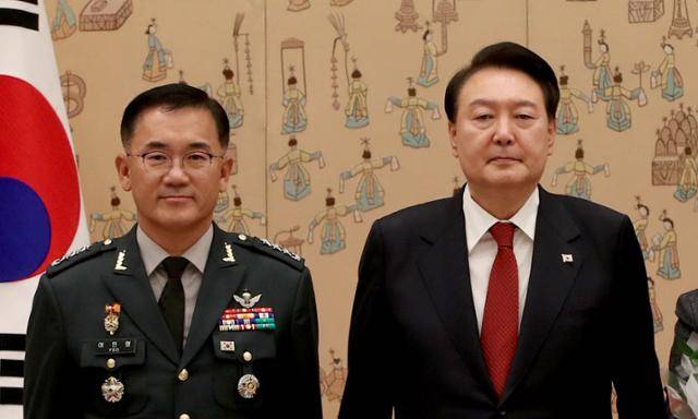 윤석열 전 대통령이 2023년 11월 6일 서울 용산 대통령실 청사에서 열린 중장 진급 보직 신고 및 삼정검 수치 수여식에서 여인형 전 국군방첩사령관에게 수치 수여를 하고 있다. 서재훈 기자