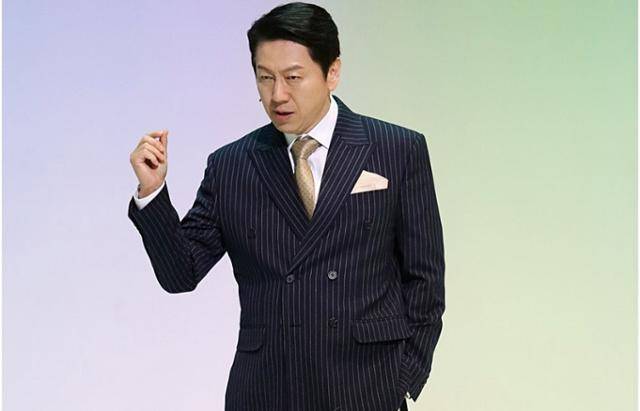 김수로가 연극 '시련' 무대에 오른 모습. 더블케이엔터테인먼트 제공