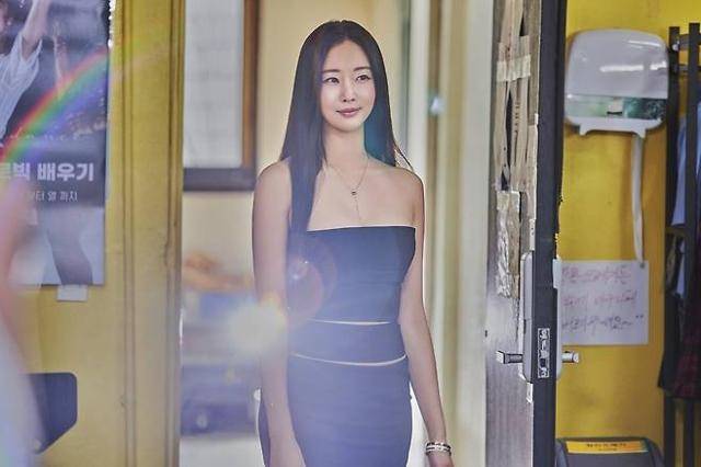 김사랑이 변함없는 외모를 자랑했다. 쿠팡플레이 제공