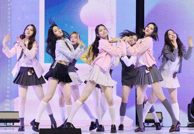 걸그룹 하츠투하츠(Hearts2Hearts)가 2월 24일 서울 광진구 예스24라이브홀에서 열린 첫 번째 싱글 언론 공개회를 통해 타이틀곡 '더 체이스'를 선보이고 있다. 연합뉴스