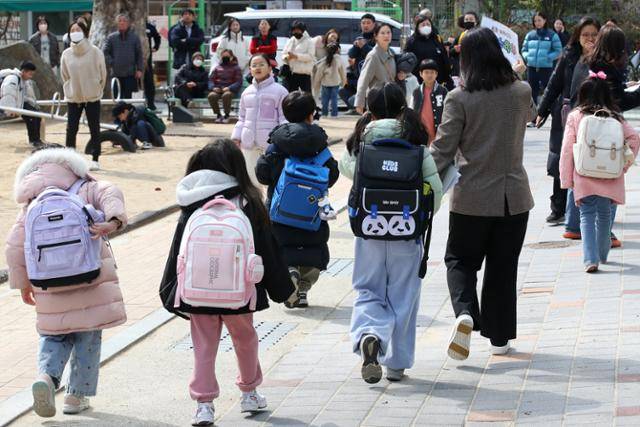 지난달 17일 대구의 한 초등학교에서 학생들이 초등교사의 귀가 지도에 따라 하교를 준비하고 있다. 교문 주변은 자녀를 기다리는 학부모와 보호자로 북적이고 있다. 뉴스1