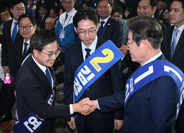 27일 경기 고양시 킨텍스에서 열린 제21대 대통령 선거 후보자 선출을 위한 수도권·강원·제주 합동연설회에서 이재명, 김동연 후보가 인사하고 있다. 뉴시스