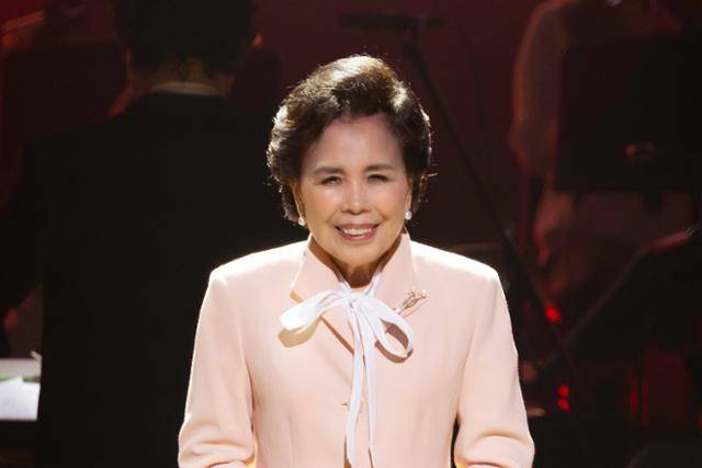 가수 이미자가 26일 서울 세종문화회관 대극장에서 자신의 마지막 콘서트를 하고 있다. 쇼당이엔티 제공