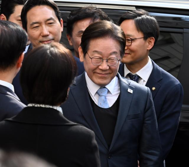 이재명 민주당 대표가 3월 서울 서초구 서울고등법원에서 열린 공직선거법 위반 혐의 항소심 선고 공판을 마치고 나오고 있다. 사진공동취재단