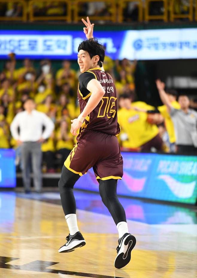 3점슛을 성공시킨 후 세리머니를 하는 정인덕.&nbsp; &nbsp; &nbsp;사진=KBL 제공