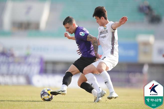 강원 이상헌(오른쪽)이 안양 마테우스와 경합하고 있다. 사진=프로축구연맹