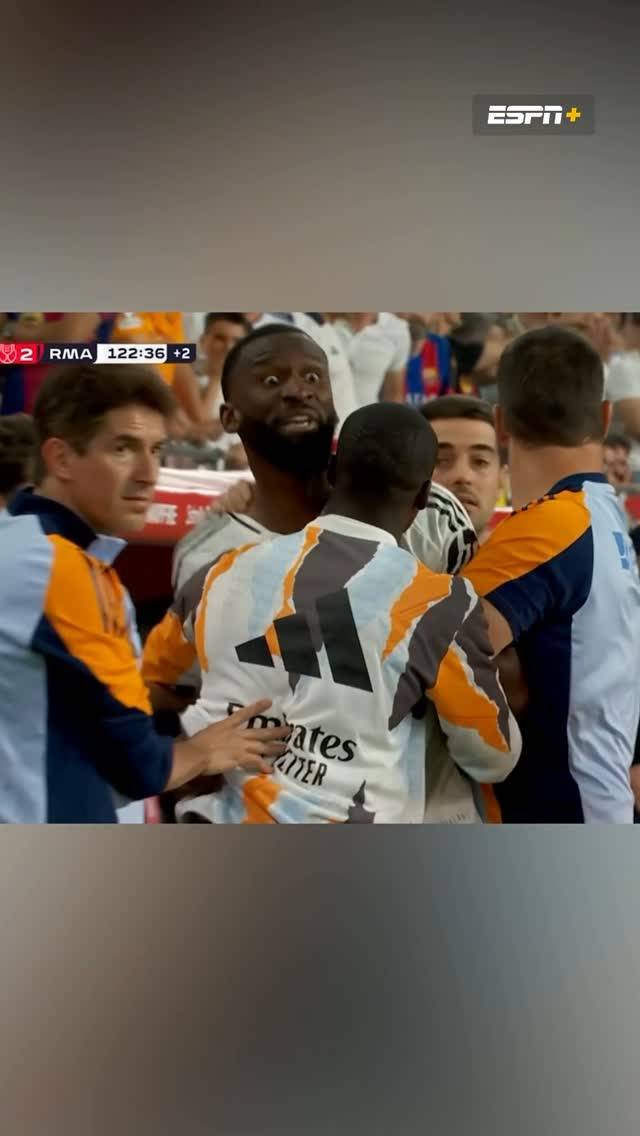 27일 바르셀로나와의 국왕컵 결승전 연장 후반 막바지 심판에게 항의하는 뤼디거(왼쪽 두 번째). 사진=ESPNFC SNS