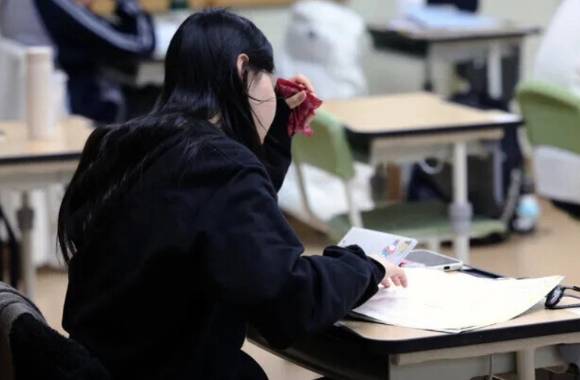 2024학년도 수능일인 지난해 11월16일 오전 광주의 한 고등학교 고사장에서 수험생들이 시험 시작 시간을 기다리며 공부하고 있다. [사진=연합뉴스]