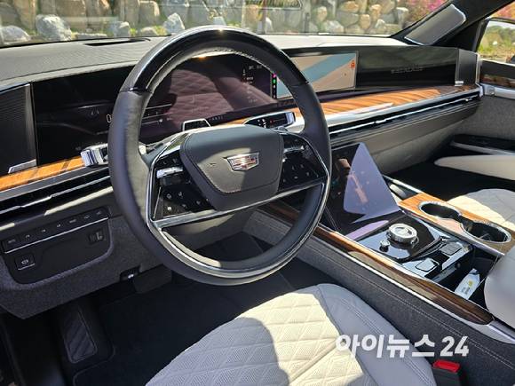 캐딜락 '더 뉴 에스컬레이드' ESV 스포츠 플래티넘 모델 1열 인테리어. [사진=김종성 기자]