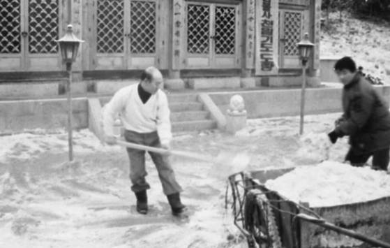 전두환 전 대통령(왼쪽)이 경호원과 함께 백담사 대웅전 앞 눈을 치우고 있다. 전두환 전 대통령은 '눈 치우는 것도 수행'이라며 열심히 몸을 움직였다. 중앙포토