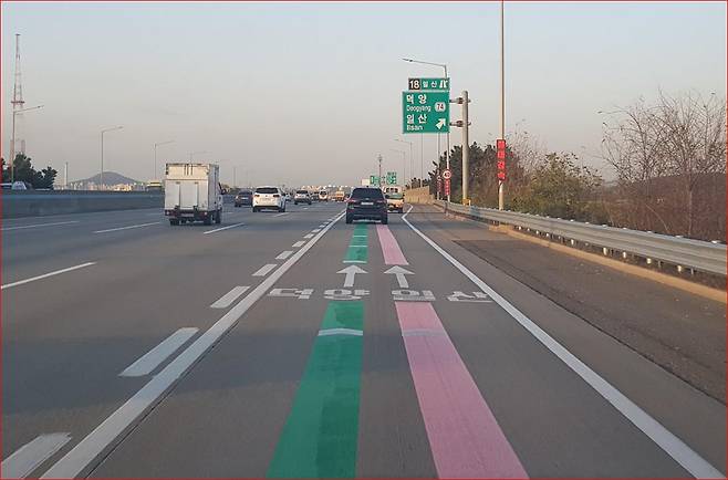 고속도로에 설치된 노면색깔유도선. 사진 한국도로공사