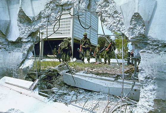 1968년 1월 북베트남 게릴라 베트콩에 의해 남베트남 후방 깊숙이 위치한 사이공 주재 미국 대사관까지 공격 당했다. 당시 전투로 큰 구멍이 뚫린 미국 대사관 담장. [중앙포토]