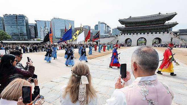 관광객들이 수문장 교대 의식을 관람하고 있다. 뉴스1