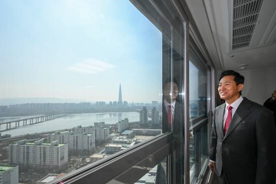 오세훈 서울시장이 서울 광진구에 위치한 신축 아파트 단지에서 신혼부부가 입주할 제2차 미리내집(장기전세주택)을 내부를 살펴보고 있다. [사진 서울시공동취재단]