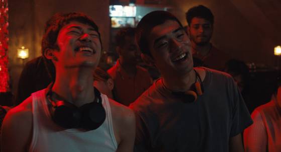 음악이라는 공동 관심사를 가진 유타(왼쪽)와 코우. "사랑한다"는 말을 주고받고 언제든 함께할 정도로 막역한 사이다. 어린아이로 머물러 친구들과 영원히 함께하고 싶은 유타와 재일한국인으로서의 차별을 몸소 겪고, 큰 문제 없이 대학에 진학하고자 하는 코우는 조금씩 다른 길을 걷게 된다. 사진 영화사진진